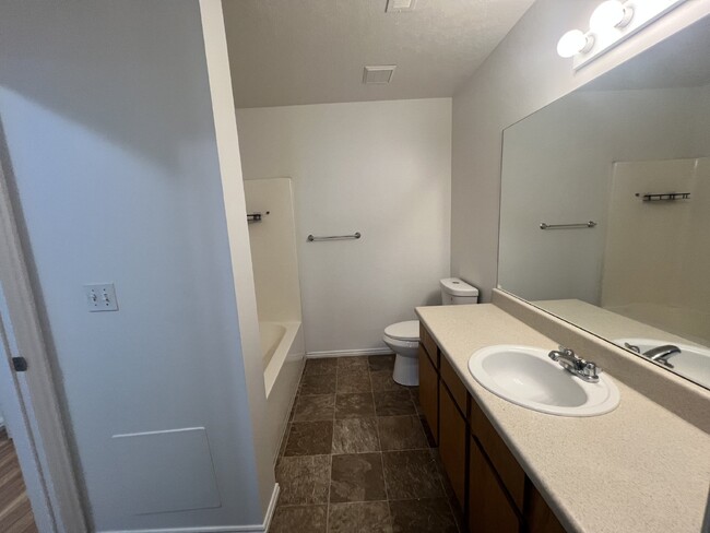 Building Photo - 2 Bed 1 bath in Kearns with Video Tour