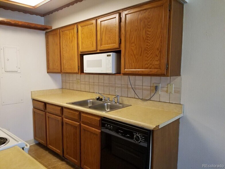 Building Photo - 14780 E Kentucky Dr