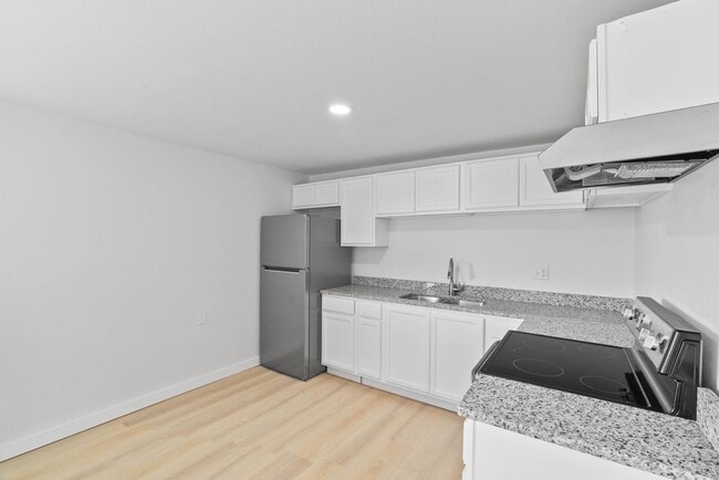 Building Photo - SECOND FLOOR APARTMENT WATER AND ELECTRICITY INCLUDED!!