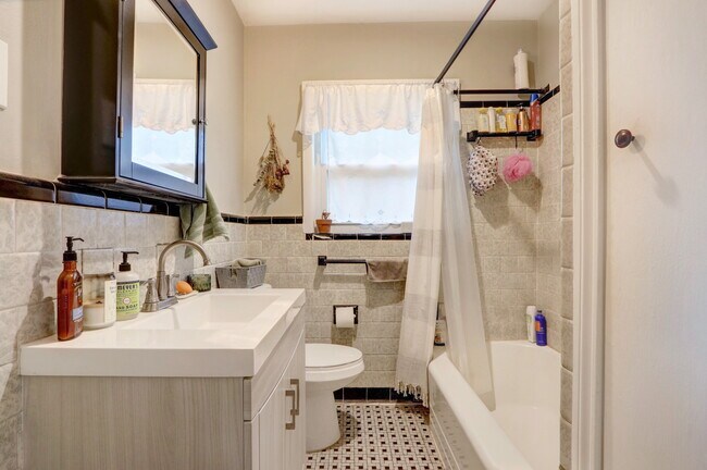 Building Photo - 1315 Seiler Ave