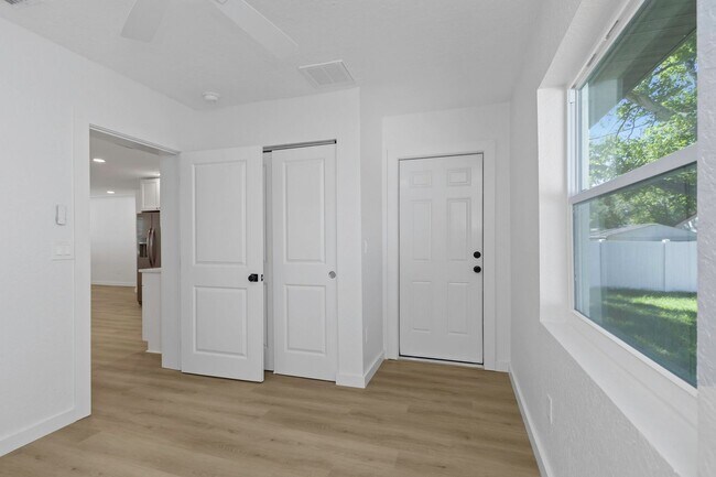 Building Photo - 2710 Boca Ciega Dr N