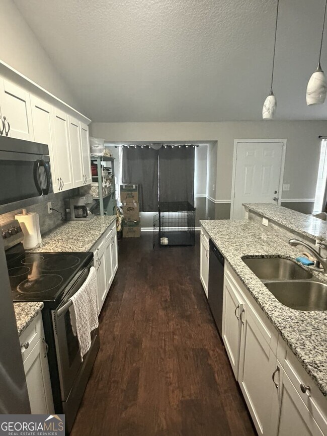 Building Photo - 380 Gum St