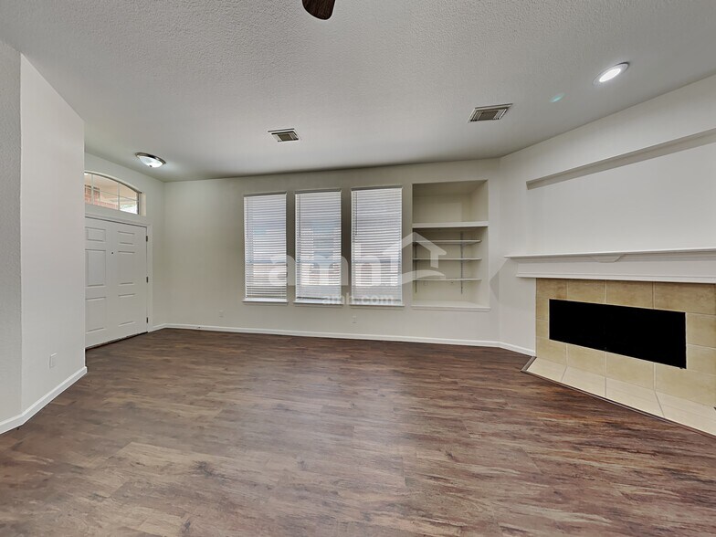 Building Photo - 2313 Highland Crossing Dr