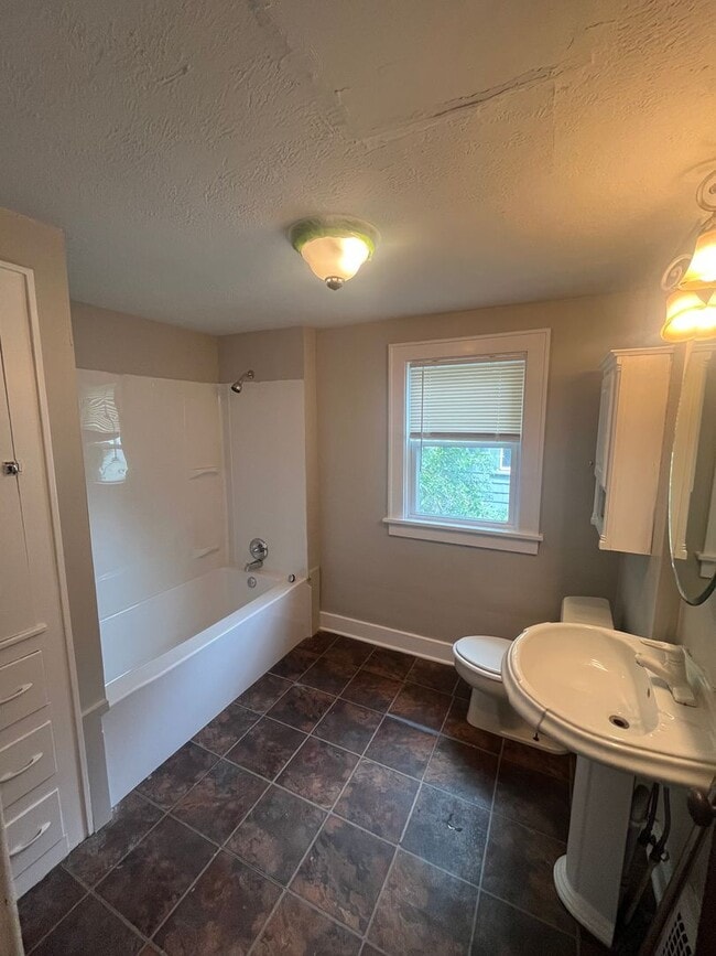 Building Photo - Section 8 Welcomed! 3 br / 1 ba Home for Rent