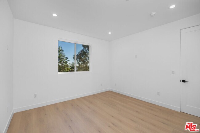Building Photo - 1330 Mohawk St