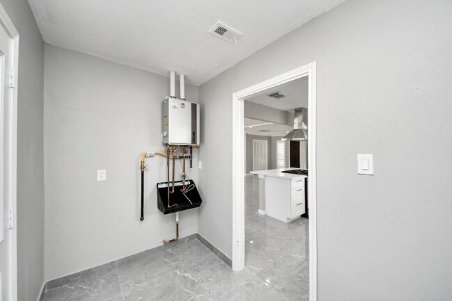 Building Photo - 9222 Sharpview Dr