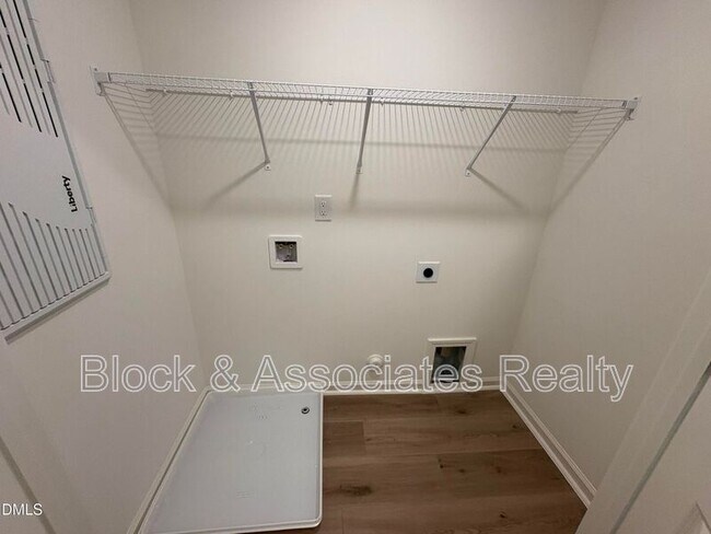 Building Photo - 2040 Oakdale Dr