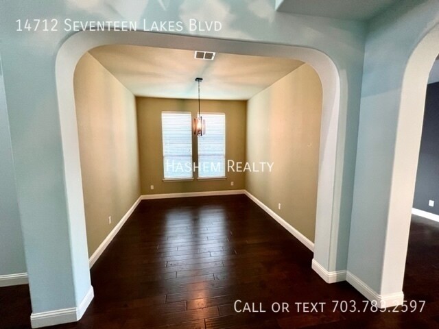 Building Photo - MOVE IN SPECIAL!!!!