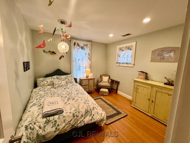 Building Photo - 150 Vassal Ln