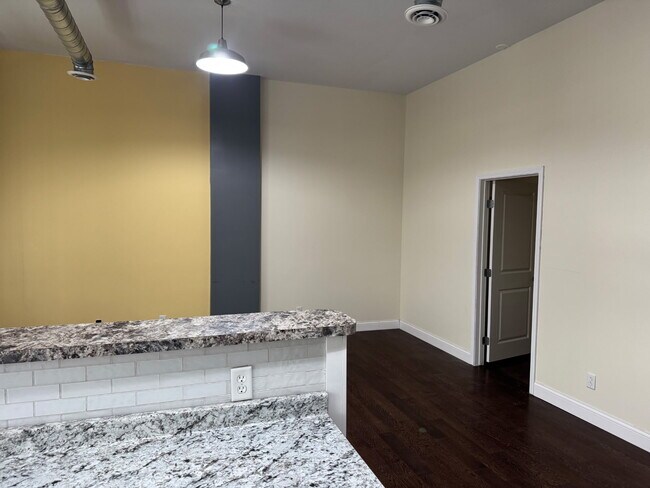 Building Photo - 647 York Ave