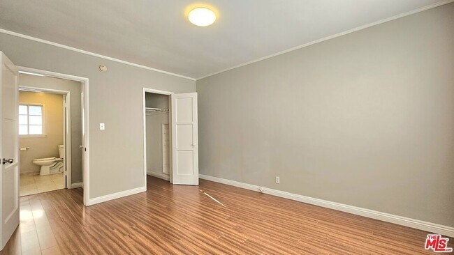 Building Photo - 1020 S Norton Ave