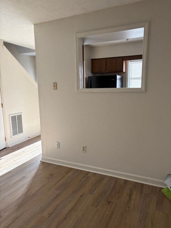 Building Photo - 6901 Glendower Rd