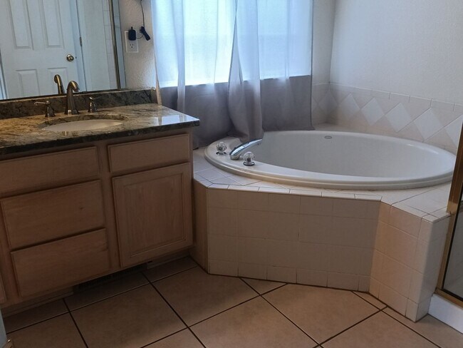 Building Photo - 5 bedrooms, 3 Bath House! Located On NE Si...