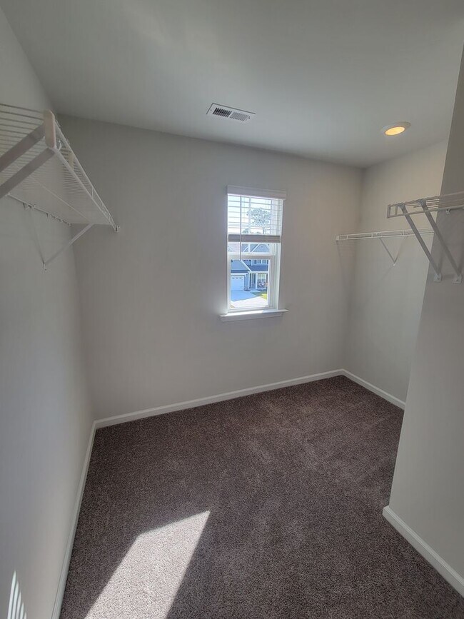 Building Photo - Gorgeous Newer Construction In Sneads Ferry!!