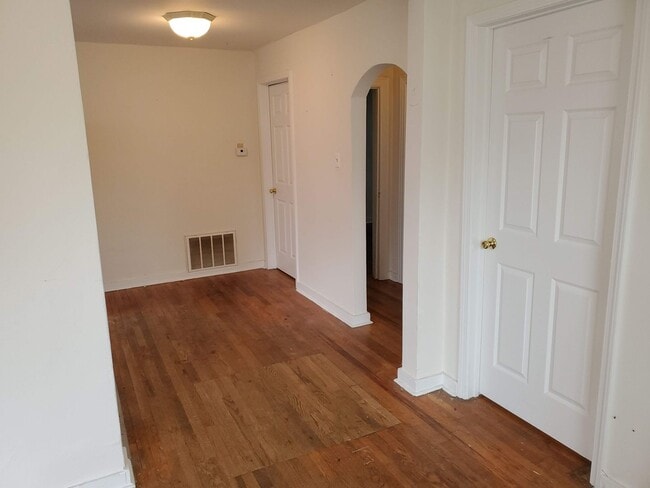 Building Photo - 2 bd, 1 ba house, hardwoods, new paint, fe...