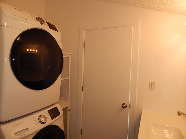 Building Photo - 355 W Deloney Ave