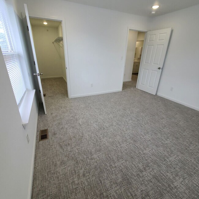Building Photo - Townhomes Now Available in Strafford MO!