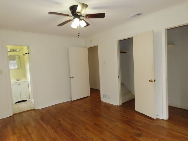 Building Photo - Lovely Updated 3 Bedroom, 2 Bath House in ...