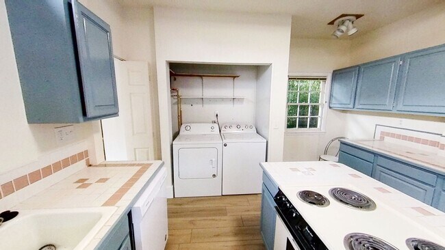 Building Photo - 3 Bed, 2 Bath House Minutes from Downtown Bellingham!