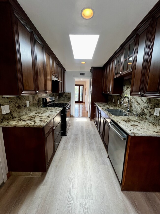 Building Photo - 7505 Hampton Ave