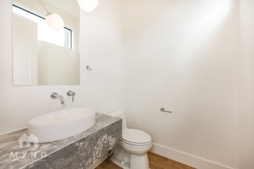 Building Photo - 1012 Mobile St