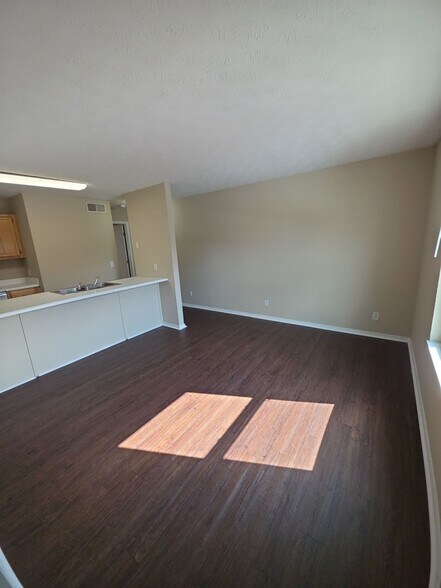 Building Photo - 640 W Stevens St