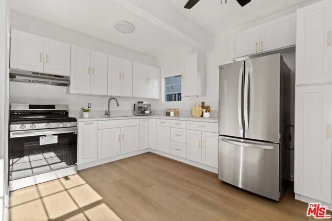 Building Photo - 1125 S Lake St