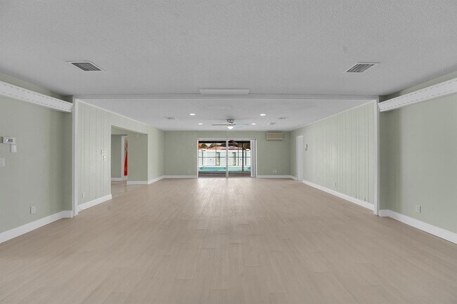 Building Photo - 154 SE Naranja Ave