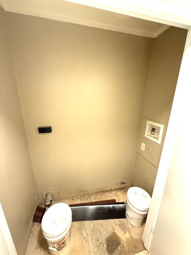 Building Photo - ** 3 bed 1 bath located in Forest Hills ** Call 334-366-9198 to schedule a self showing