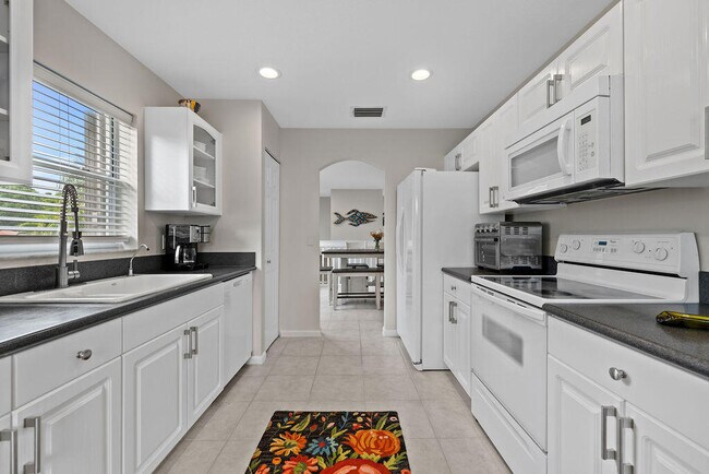 Building Photo - 8050 Aberdeen Dr