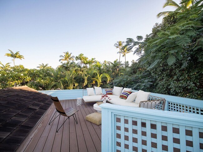 Building Photo - Beautiful Furnished, 2 Bed, 3 Bath, Gated ...