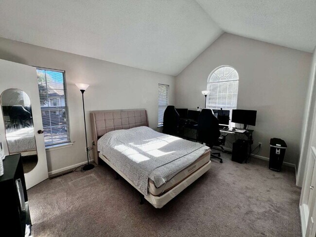 Building Photo - Beautiful 2-Bedroom End Unit Townhome in Ocean Lakes!