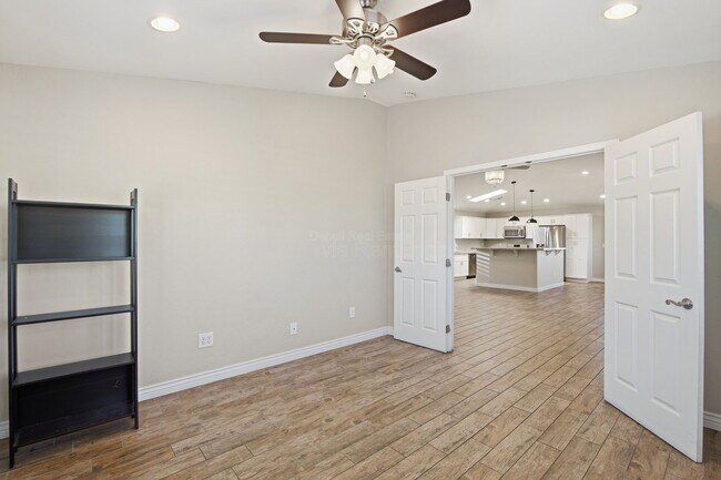 Building Photo - 1901 N Rosemont Blvd