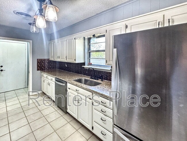 Building Photo - 705 Greenview Cir