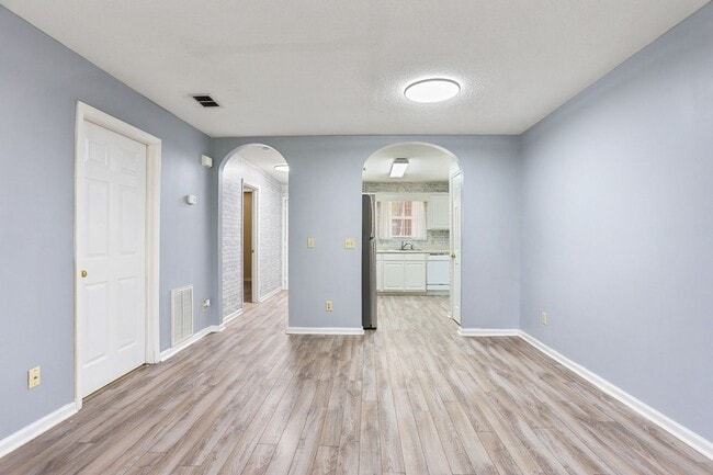 Building Photo - 2 Bedroom 2 Bathroom Gated Community