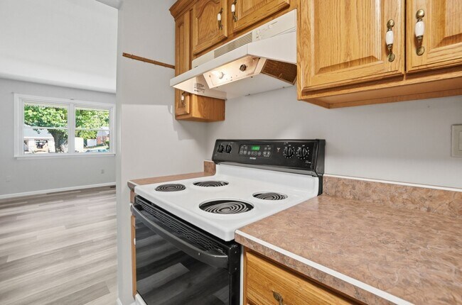 Building Photo - Three Bedroom Home with Great Outdoor Entertainment Space!