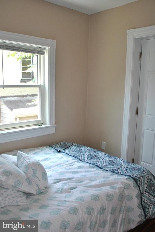 Building Photo - 127 10th St SE