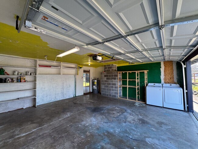 Building Photo - 3 Bedroom 1 Bath in Churchill Neighborhood