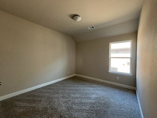 Building Photo - 612 Amenduni Ln