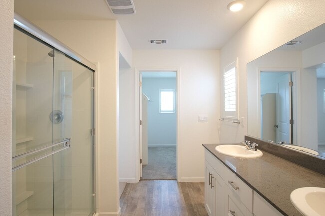 Building Photo - Beautiful Home in Manteca off of the 99, P...
