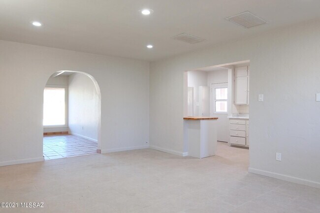Building Photo - 3941 E Louis Ln