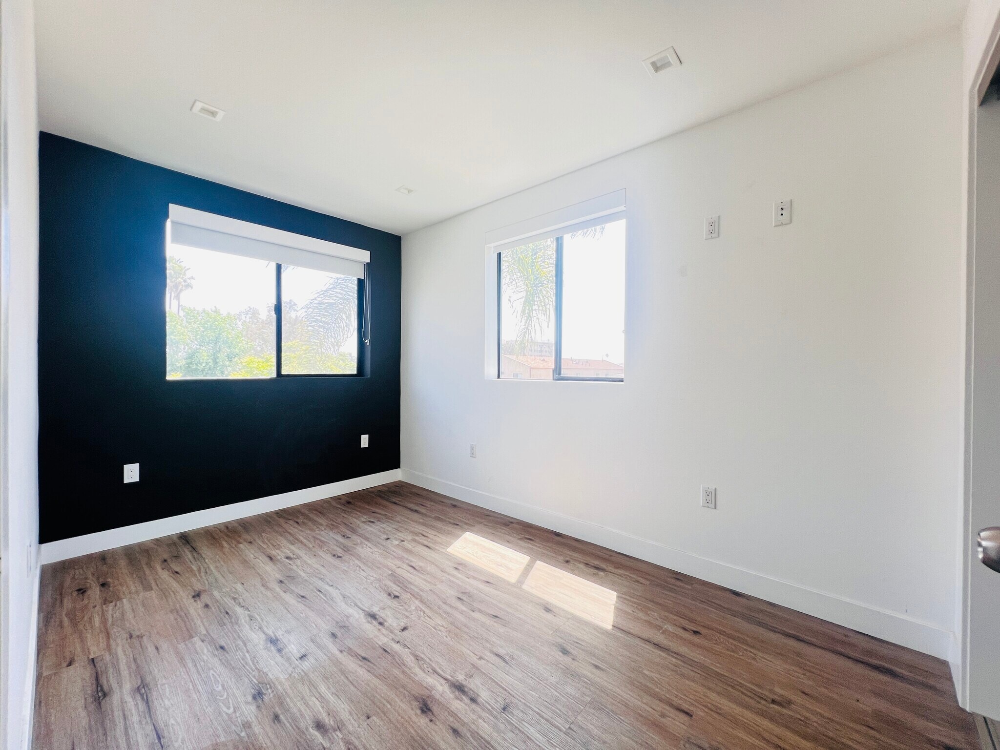 Building Photo - 4576 Oakwood Ave