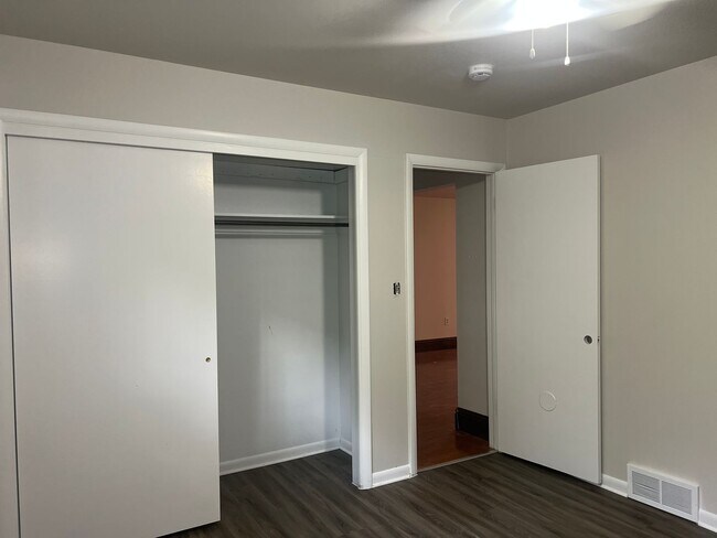 Building Photo - 2 Bed 1 Bath in Edgewater!