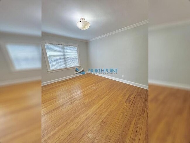 Building Photo - Amazing Top Floor 2bedroom w/Den Plaza Con...