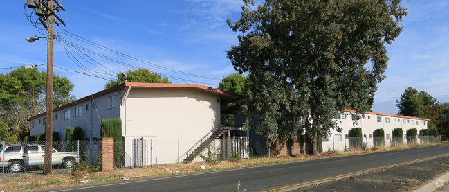 Building Photo - Lake Crest Apartments