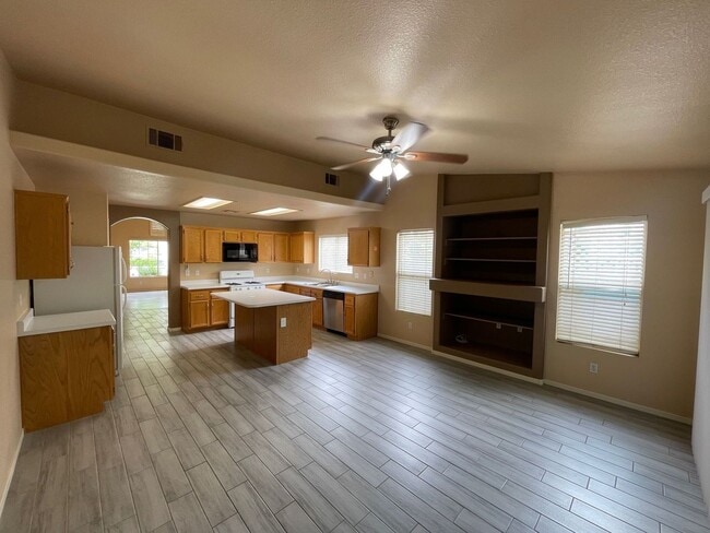 Building Photo - CHARMING 3BD/2BA HOME NEAR ELKHORN