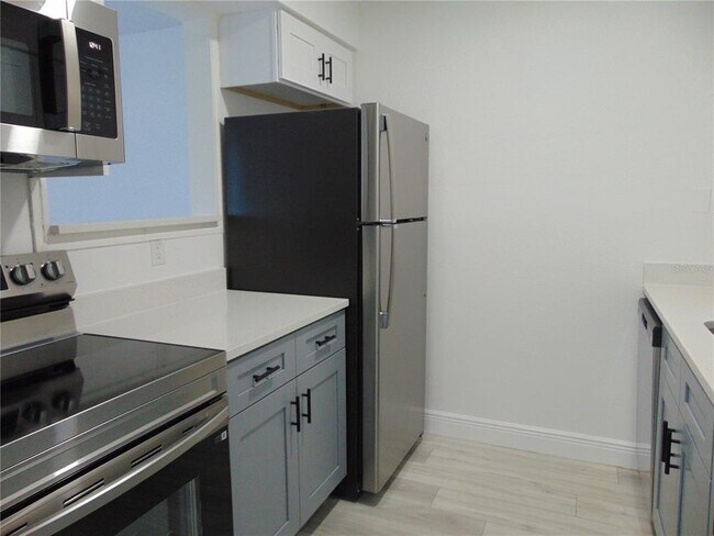 Building Photo - 9005 Tudor Dr