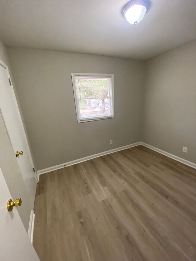 Building Photo - **ON HOLD**3 Bedroom / 1 Bathroom Home for...