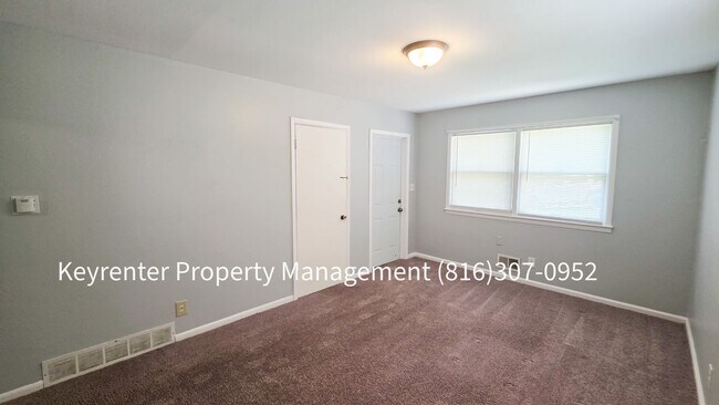 Building Photo - 2 Bed 1 Bath ready to rent! $1100
