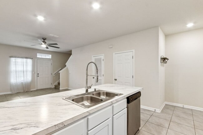 Building Photo - Nearly New 2BR/2.5BA Townhome – Great Loca...
